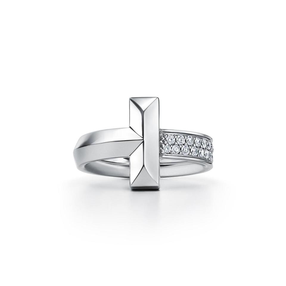 Tiffany T1 18K白金寬版鑲鑽戒指。NT$131,000。（TIFFANY & CO.提供）