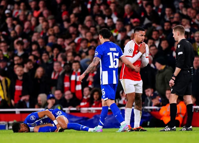 Arsenal's Gabriel Jesus appeals to referee Clement Turpin during the UEFA Champions League Round of 16, second leg soccer match between Arsenal and FC Porto at the Emirates Stadium. Zac Goodwin/PA Wire/dpa
