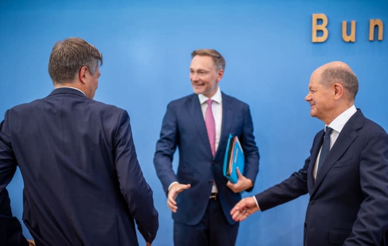 German Chancellor Olaf Scholz (R), German Minister of Economic Affairs and Climate Protection Robert Habeck (L) and German Finance Minister Christian Lindner attend a press conference on the 2025 budget. The coalition parties have agreed on a draft budget. Michael Kappeler/dpa