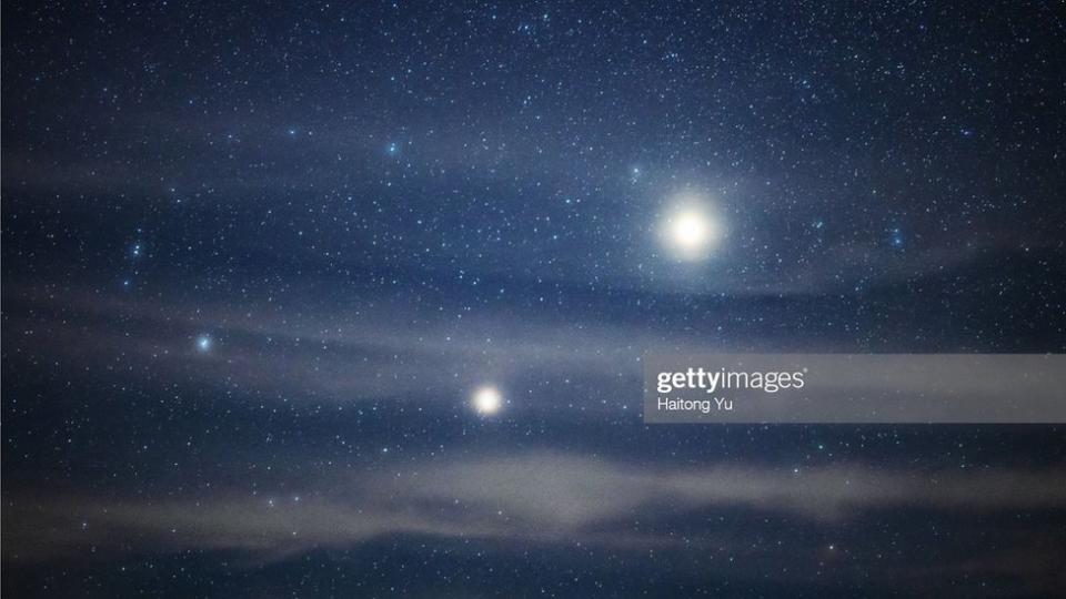 Júpiter y Saturno destacan en el cielo estrellado.