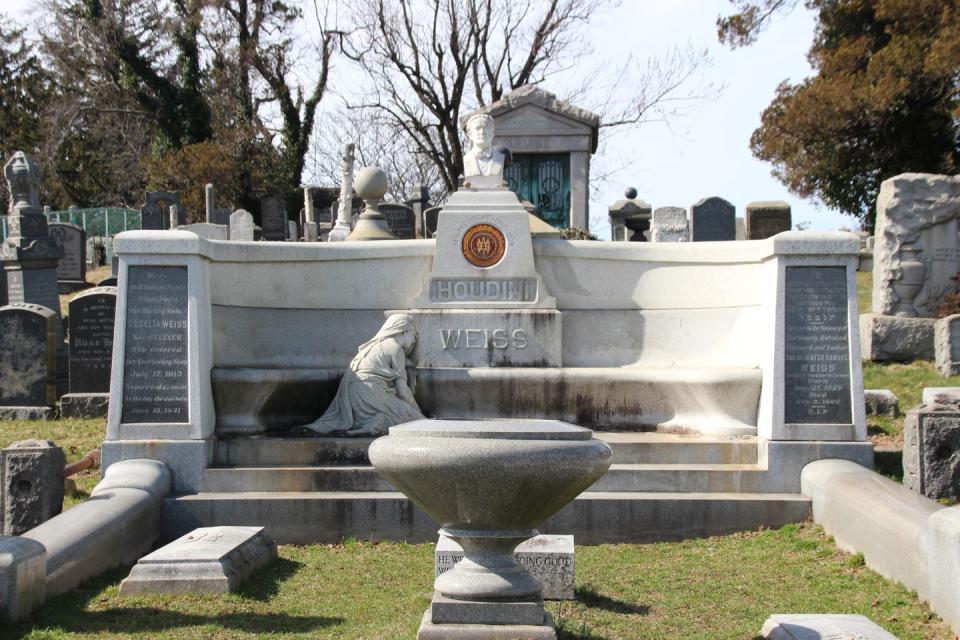 gravesite of the legendary magician harry houdini