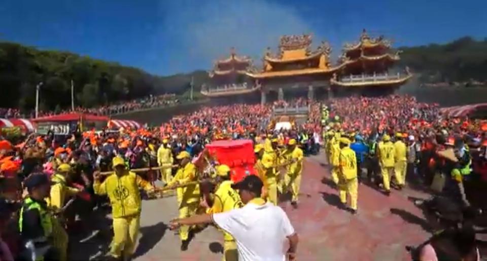 <p>粉紅超跑駐駕通霄慈后宮，明日七點起駕。（圖／翻攝自白沙屯媽祖網路電視台）</p>
