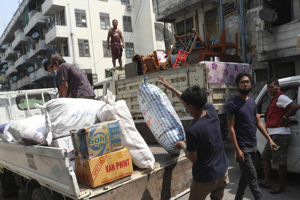 Un empleado de la empresa ferroviaria estatal de Myanmar carga sus pertenencias en un camioneta tras ser desalojado de su casa, el 20 de marzo de 2021, en Mandalay, Myanmar. (AP Foto)