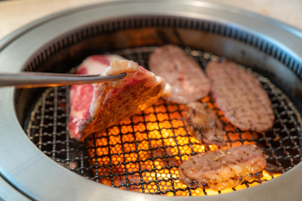 吃到飽餐廳食物選擇眾多，廣受許多民眾喜愛。（示意圖／Getty Images）