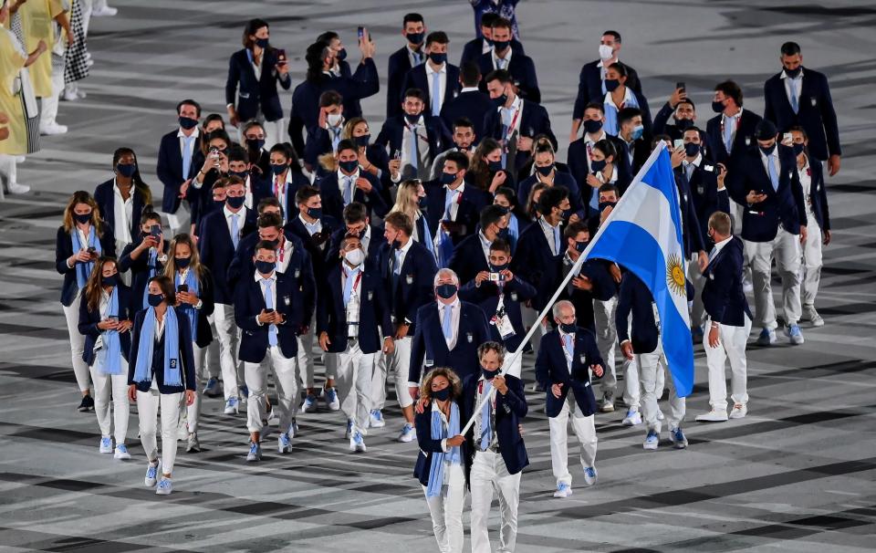 The Argentine athletes wore dark blazers and lights pants and sneakers