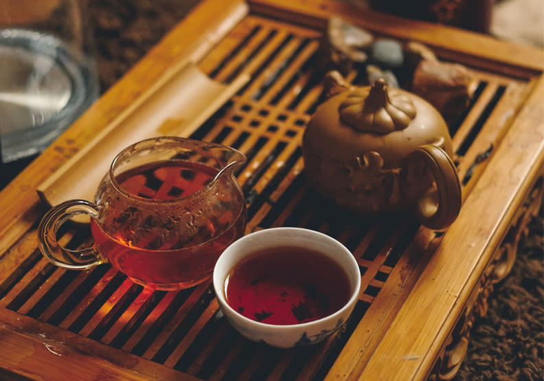 紅茶適合搭配月餅一起食用。Unsplash by Sergey Norkov