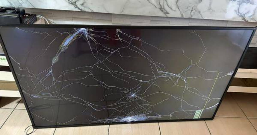 網友PO出自家電視掉落導致面板破裂的照片。（圖／翻攝自爆廢公社）