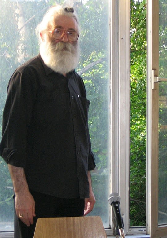Radovan Karadzic sur une photo, prise dans un endroit non identifié, fournie le 22 juillet 2008 à Belgrade