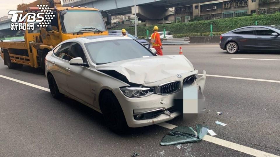 BMW車頭嚴重受損。（圖／TVBS）