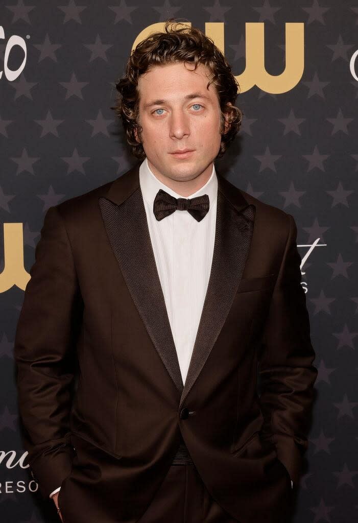 深巧克力色剛好與Jeremy Allen White的髮色呼應，經典、俐落卻又有點變化。