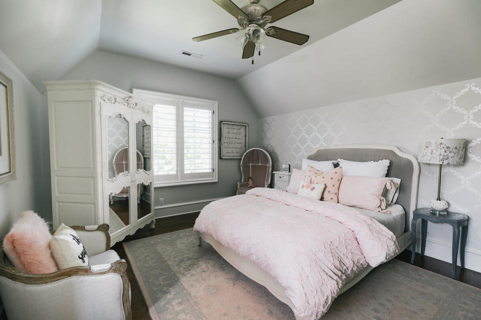 Soft, romantic furnishings for a girl’s bedroom