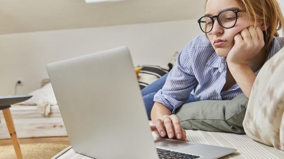 Joven frente a la computadora