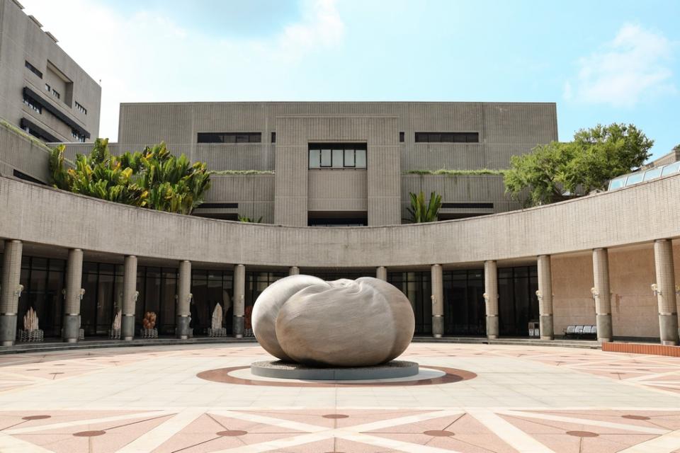 《圖說》科博館內橢圓形廣場放置國際知名藝術家康木祥的「安靜(Serenity)」作品。（科博館提供）