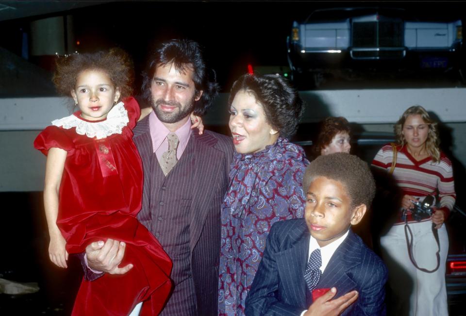 LOS ANGELES - DECEMBER 1978:  Singer Minnie Riperton, her husband Richard Rudolph and children Maya Rudolph and Marc Rudolph attend the Hollywood Christmas Parade in December 1978 in Los Angeles, California. (Photo by Michael Ochs Archive/Getty Images)