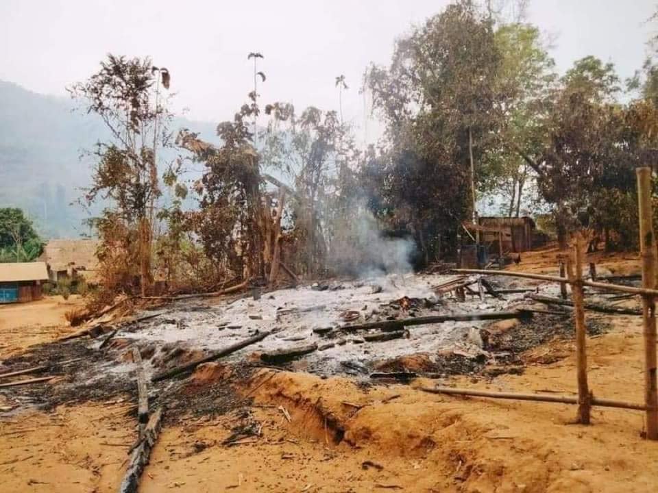 緬甸軍方政變之後，頻頻對對東南部克倫邦(Karen State)少數民族武裝團體控制的區域，發動猛烈空襲。圖為3月間燒村狀況。(Twitter)