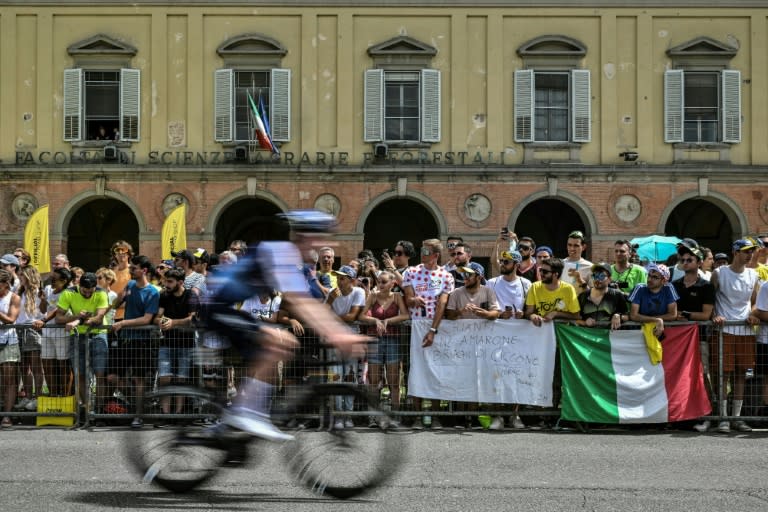 Les spectateurs patientent au départ du Tour de France samedi, à Florence (Marco BERTORELLO)