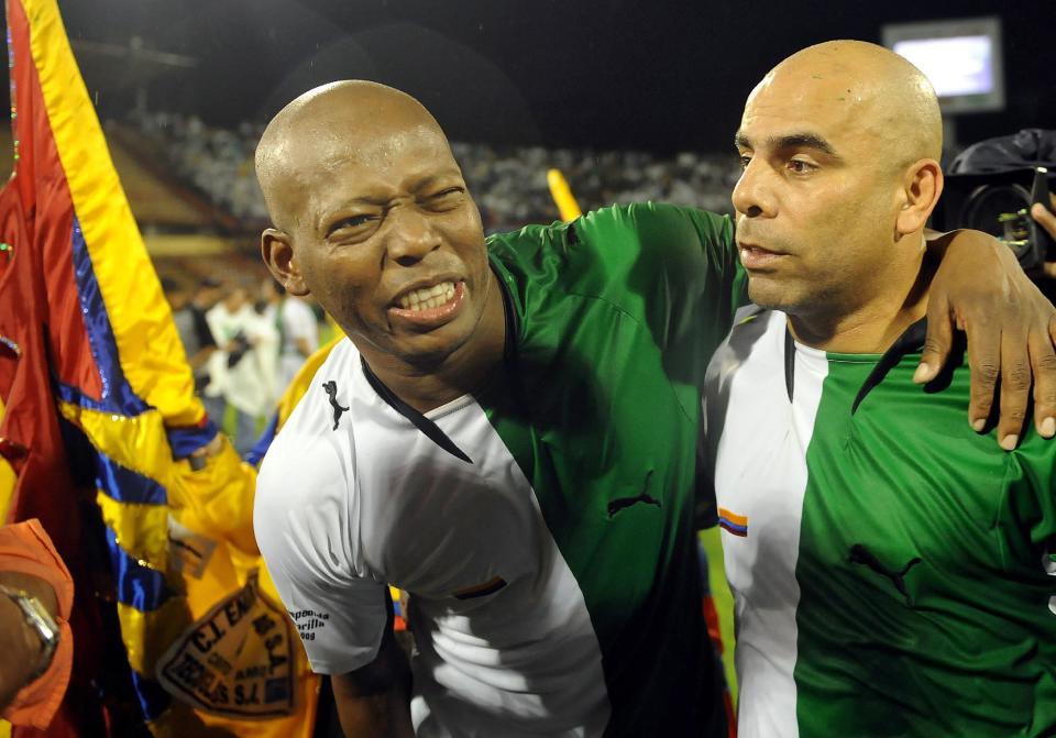 El atacante colombiano Faustino Asprilla junto a su colega y compatriota el defensa Mauricio Serna (hoy retirado) durante su partido de despedida oficial en el estadio Atanasio Girardot, en Medellín, Antioquia, Colombia, el 4 de julio de 2009. (AFP | Raul Arboleda)