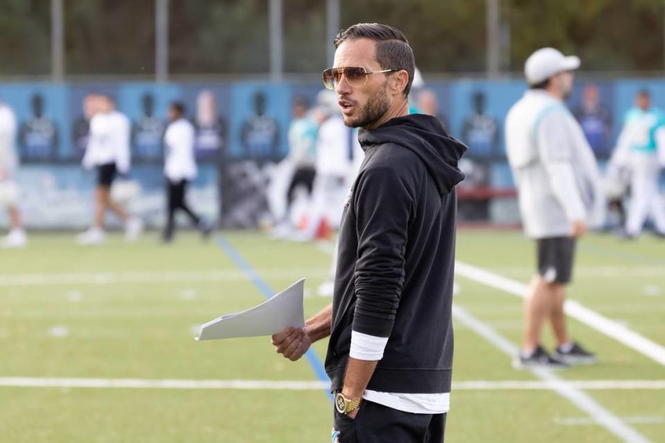 01 November 2023, Hesse, Frankfurt/Main: American Football: NFL, Before the season game Kansas City Chiefs vs Miami Dolphins, Dolphins practice. Head Coach Mike McDaniel leads the practice. Photo: Jürgen Kessler/dpa/Sipa USA