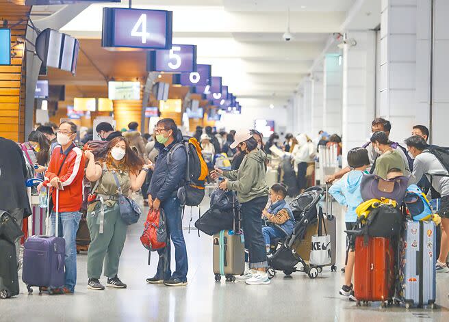 桃園機場出境排隊人龍再現。（本報資料照片）