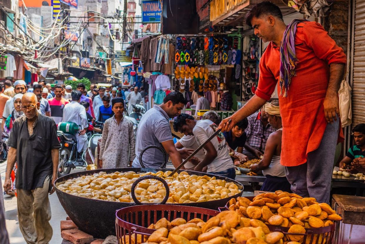 Puestos de comida callejera en Delhi (India). <a href="https://www.shutterstock.com/es/image-photo/old-delhi-india-august-21-2018-1294137358" rel="nofollow noopener" target="_blank" data-ylk="slk:Mahesh M J / Shutterstock;elm:context_link;itc:0;sec:content-canvas" class="link ">Mahesh M J / Shutterstock</a>