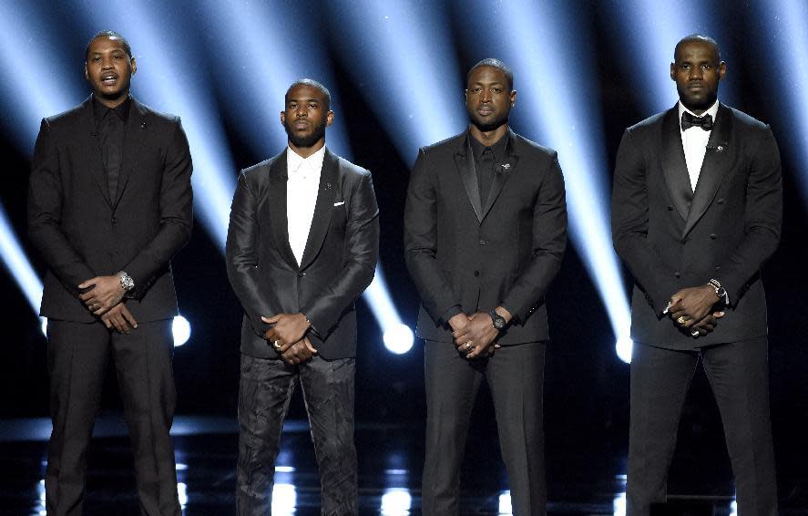 Los jugadores de NBA, de izquierda a derecha, Carmelo Anthony, Chris Paul, Dwyane Wade y LeBron James hablan en el escenario durante los Premios ESPY en el Teatro Microsoft, el miércoles 13 de julio de 2016 en Los Ángeles. (Foto by Chris Pizzello/Invision/AP)