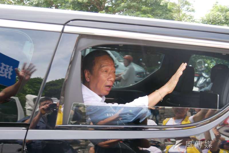 20190710-鴻海創辦人郭台銘10日上午到基隆市中正公園大佛禪院參拜。（潘維庭攝）