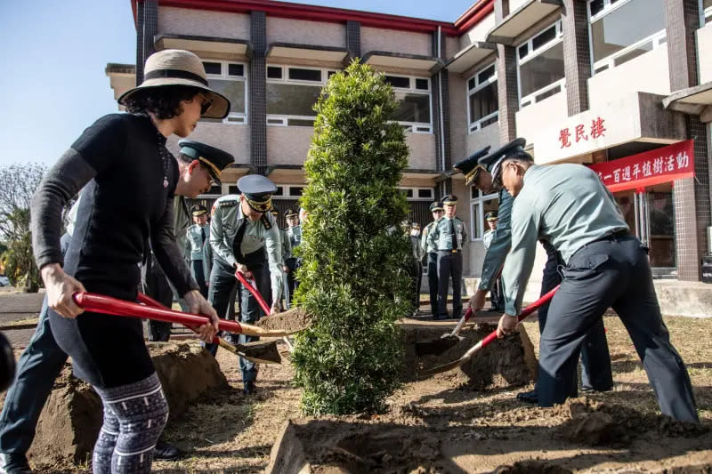 ▲建校於民國13年6月16日，陸軍官校為迎接百年校慶前夕，舉辦羅漢松植樹活動，象徵堅貞、傲骨崢嶸。（圖／陸官提供）