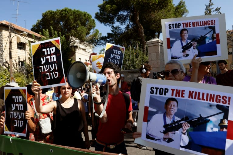 Israeelis opposed to arms sales to the Philippines protest outside the presidential compound in Jerusalem on September 4, 2018 as President Rodrigo Duterte visits