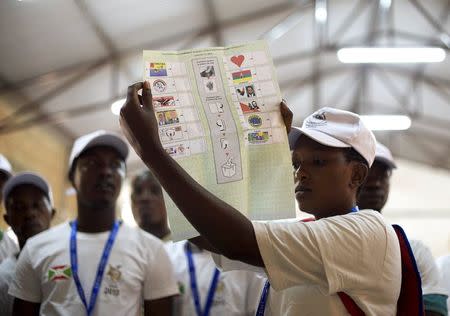 Members of the Burundian National Independent Electoral Commission count votes for the parliamentary elections at a polling station near Musaga neighbourhood in capital Bujumbura, June 29, 2015. REUTERS/Paulo Nunes dos Santos