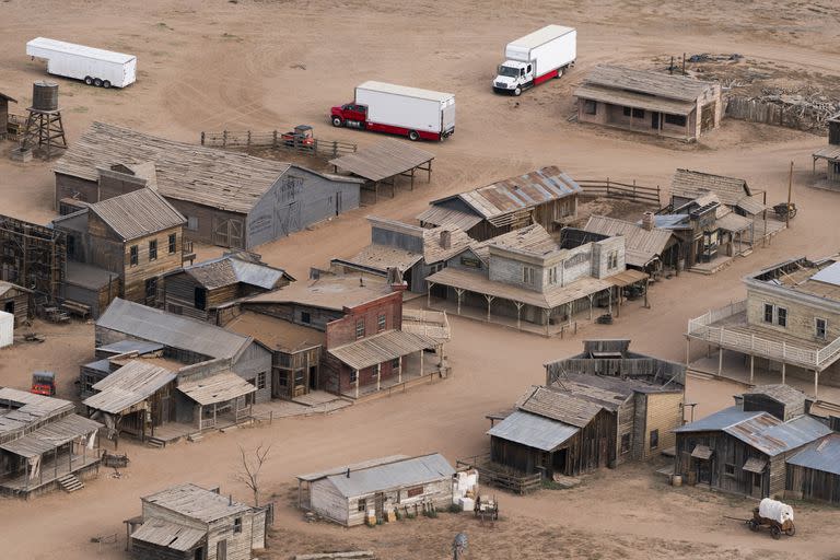 Una foto aérea del Rancho Bonanza Creek en Santa Fe, Nuevo México, el sábado 23 de octubre de 2021. El actor Alec Baldwin disparó una pistola de utilería en el set de un western que se filmaba en el rancho el jueves 21 de octubre, matando a la directora de fotografía e hiriendo al director, dijeron las autoridades. (Foto AP/Jae C. Hong)