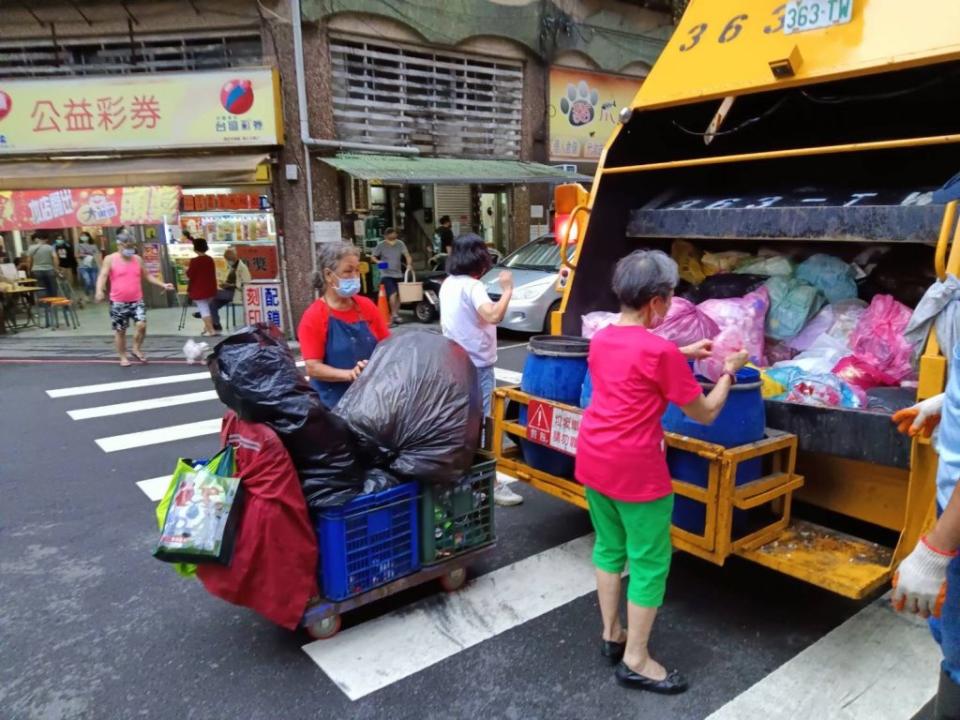 基隆評估垃圾隨袋徵收，議員建議大量辦政策說明會。（記者王慕慈攝）