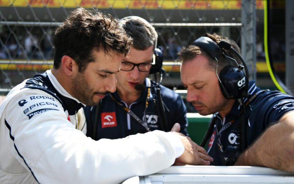 Daniel Ricciardo and race engineer Pierre Hamelin at the Mexican Grand Prix