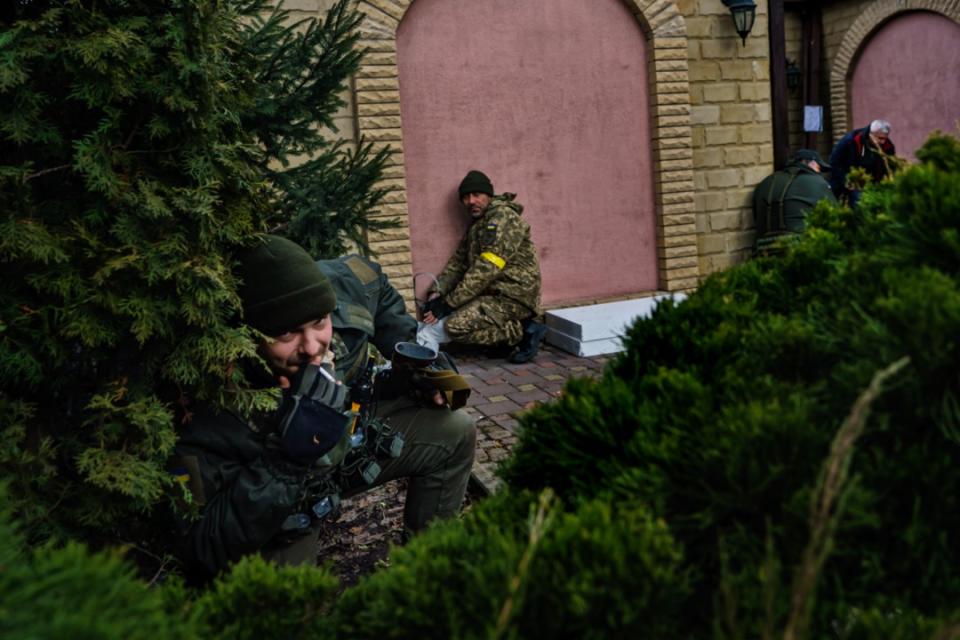 2022年3月6日，烏克蘭首都基輔近郊小鎮伊爾平，烏軍士兵在俄軍炮彈攻勢下找掩護。