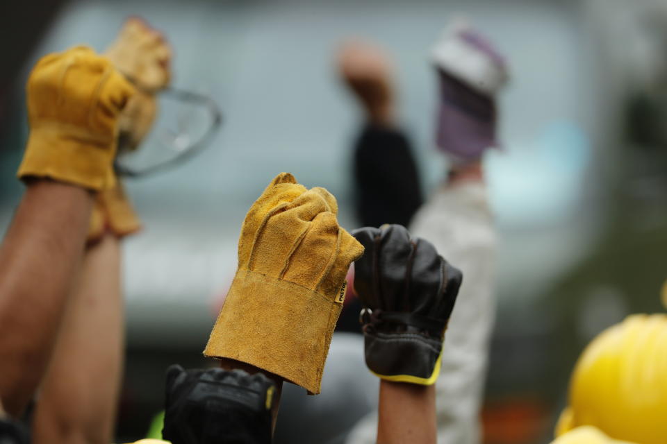 <p>Rescue services and volunteers raise their hands to ask for absolute silence during their search for victims under the debris of the school that collapsed in Mexico City, Mexico, Sept. 21, 2017. (Photo: Jose Mendez/EPA-EFE/REX/Shutterstock) </p>