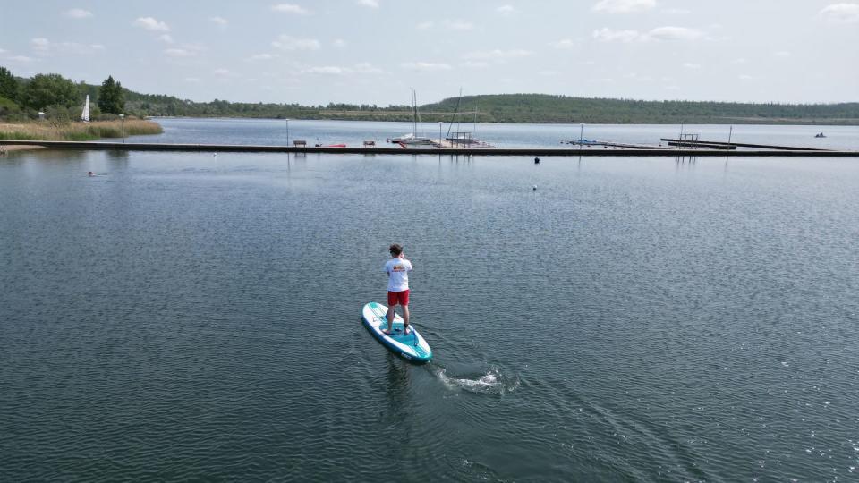 Auf Privatseen etwa oder in besonders geschützten Naturreservoiren darf man nicht einfach sein Stand-Up-Paddle nutzen (Bild: dpa). 