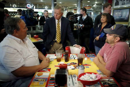 Lindsey Graham talks to diners during a campaign stop at MaryAnn's Diner in Derry, New Hampshire June 2, 2015. REUTERS/Brian Snyder