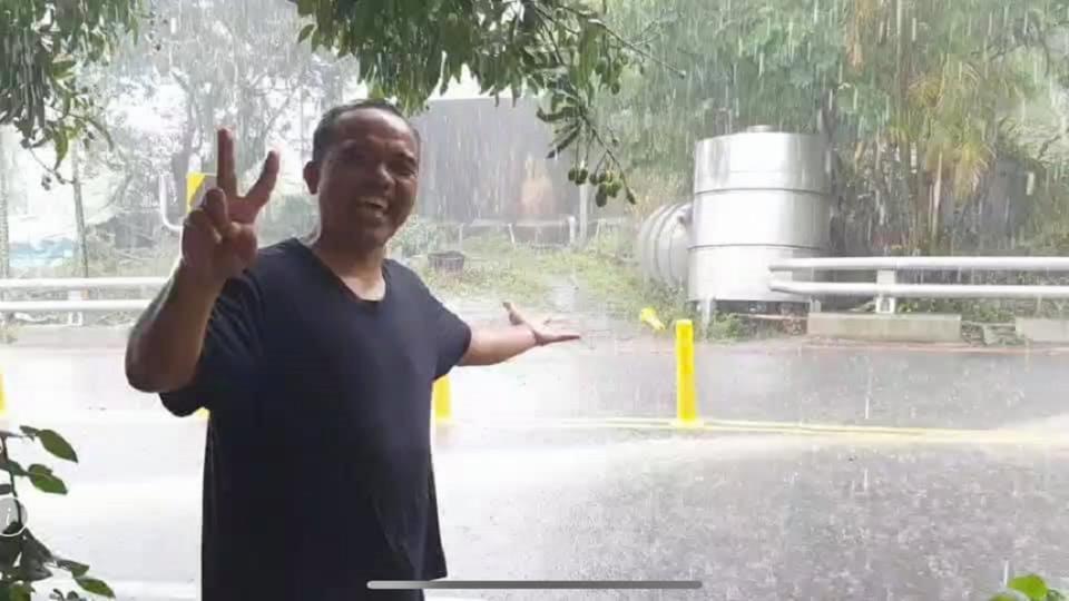 屏東縣民眾開心淋雨。（圖／翻攝自潘孟安Facebook）