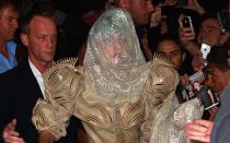 Beim "Wer bin ich?"-Thema hätten wir außerdem dieses Outfit parat: 2011 stolzierte Lady Gaga als extravagante Braut mit korallenartigem Kleid und Spitzenschleier in den Schwulen-Club "Nevermind" im australischen Sydney. "Ja" hat sie allerdings nur zu einem Überraschungs-Gig vor Ort gesagt. (Bild: Ryan Pierse/Getty Images)