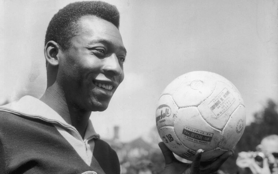 <p>1958 betrat eine der größten Fußballlegenden überhaupt die Weltbühne: Edson Arantes do Nascimento, kurz Pelé. Obwohl er bei der WM in Schweden erst 17 Jahre alt war, schoss der Stürmer sechs Tore und wurde jüngster Weltmeister aller Zeiten. Nicht sein einziger Rekord: Mit Brasilien holte Pelé 1962 und 1970 erneut den WM-Titel. Somit ist der heute 82-Jährige der einzige Spieler, der dreimal Weltmeister wurde. (Bild: Keystone / Getty Images)</p> 