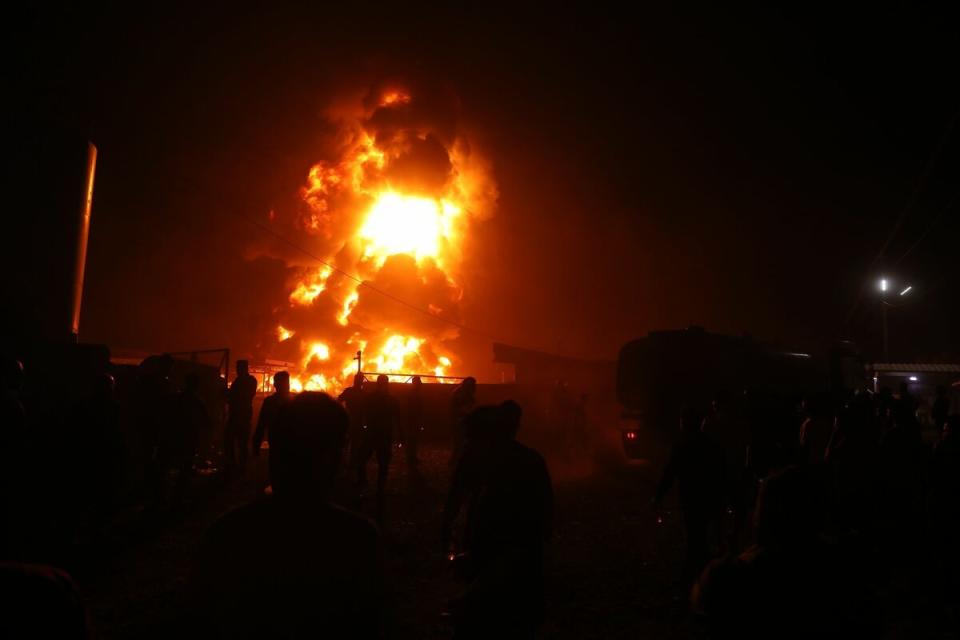伊拉克北部城市艾比爾的煉油廠，於當地時間周三發生大火。   圖：翻攝自視覺中國
