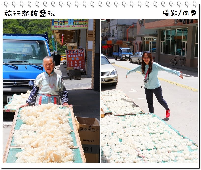 ▲而在北竿塘岐村，早上一定要來街上看看日曬魚麵的過程，一間叫魚之鄉魚麵，一間叫阿婆魚麵，兩間幾乎比鄰而居，走在塘岐村街上，可以聞到太陽日曬散發出的新鮮魚味，一團一團的魚麵豪邁的鋪放在網子上，盡情做著舒服的日光SPA，這些可都是純手工製作的魚麵，也是馬祖傳統年節必吃的桌上佳餚哩，阿婆魚麵的阿婆非常親切，看見我在拍照她馬上擺好pose給我拍，阿婆同時也是魚麵的創始人呢，看著她的親切笑容也讓人覺得好有人情味哩。