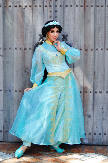 Ahora, su look ha cambiado por completo. La princesa estrena tiara, aretes, vestido e incluso zapatos. Conserva sus pantalones (de hecho, es la única princesa Disney que los tiene), pero ahora con un diseño extra. Foto: Instagram.com/nammai