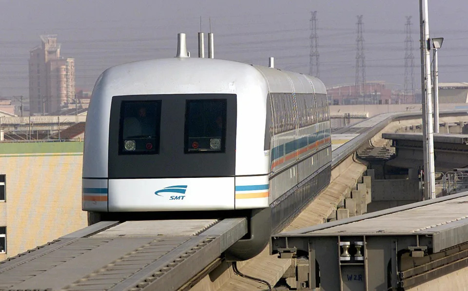 <p>Une el Aeropuerto Internacional de Pudong con la estación de metro de Longyang Road, cerca del lugar en el que se encuentran los grandes rascacielos de la ciudad. (Foto: Liu Jin / AFP / Getty Images).</p> 