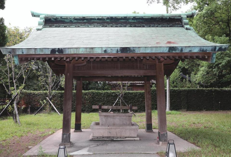 參拜日本神社及寺廟前須洗淨身心，手水舍即是提供洗手與漱口的地方。