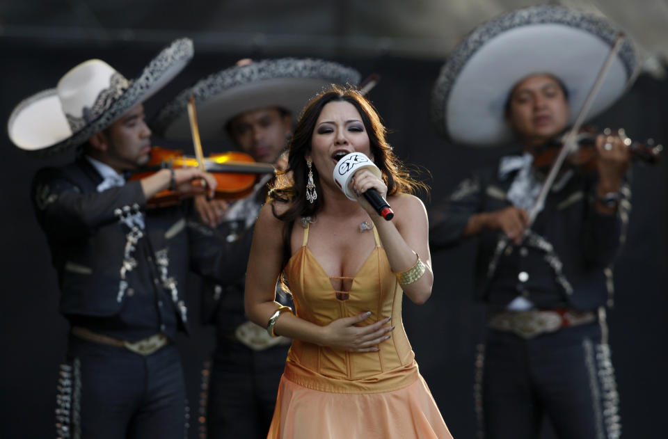 Mexican singer Nadia performs during a "Concierto ciudad de México, llena de vida" (Mexico City, full life concert) at the Angel of Independence Monument in Mexico City, August 2, 2009. REUTERS/Daniel Aguilar (MEXICO ENTERTAINMENT)