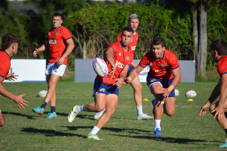 Joaquín Pellandini y Agustín Fraga, dos protagonistas de Pumas 7s, en pleno entrenamiento; en Singapur, el conjunto argentino afrontará dos encuentros el viernes y dos el sábado.