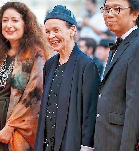 台灣藝術家黃心健（右）與美國重量級全才藝術家蘿瑞安德森（中）合作23年，兩人作品《沙中房間》在威尼斯影展獲獎。（東方IC）