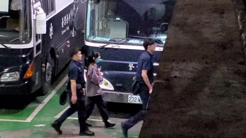 涉及魔券幣案的林若蕎今天凌晨再度搭乘囚車返回台北女子看守所。呂志明攝