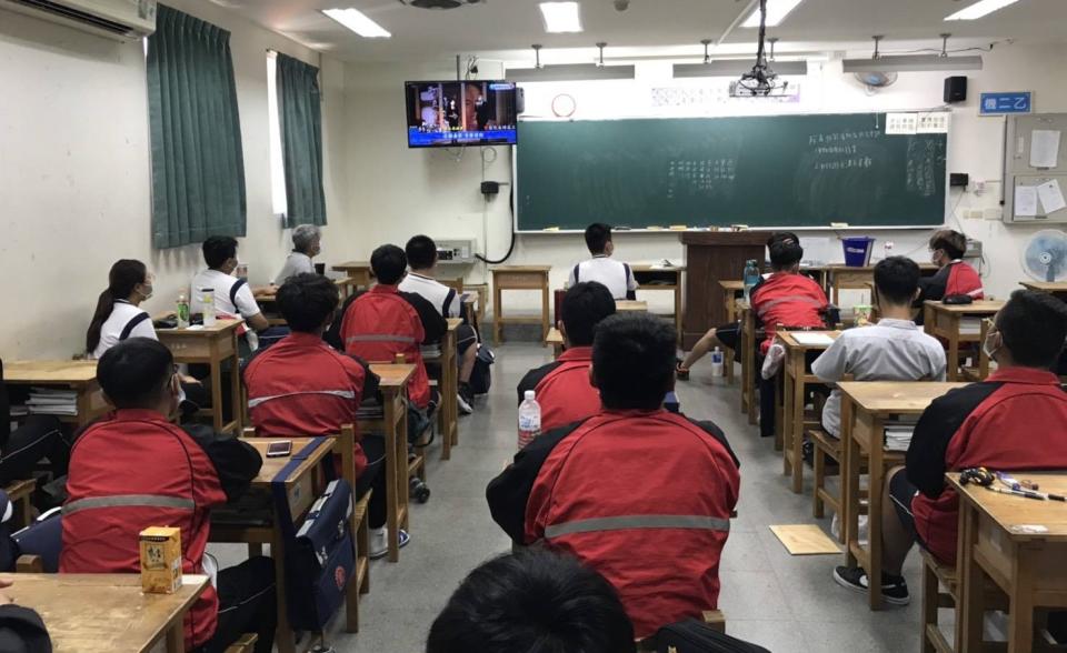 ▲永靖高工學生在教室透過多媒體觀看直播，進行線上見面會。