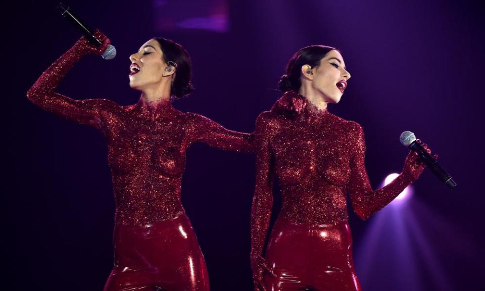 The Veronicas.